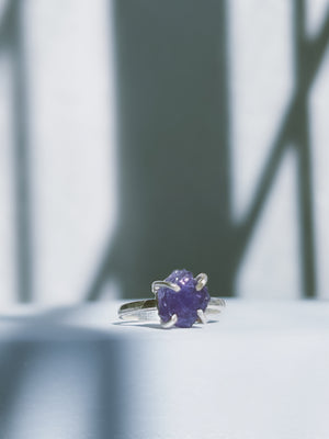 FERONIA - Raw Amethyst Gemstone Ring