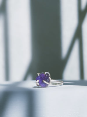 FERONIA - Raw Amethyst Gemstone Ring