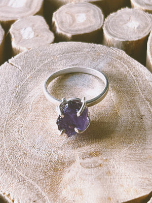 FERONIA - Raw Amethyst Gemstone Ring